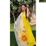 Eshanya Maheshwari Instagram – Yellow is normal yellow for all day
But today’s yellow is special because aaj mere yaar ki haldi hai 💛
.
.
#sunnykidolly #haldi #mehendi #yaarkishaadi #bff #yellow #💛#indianwedding #instawedding