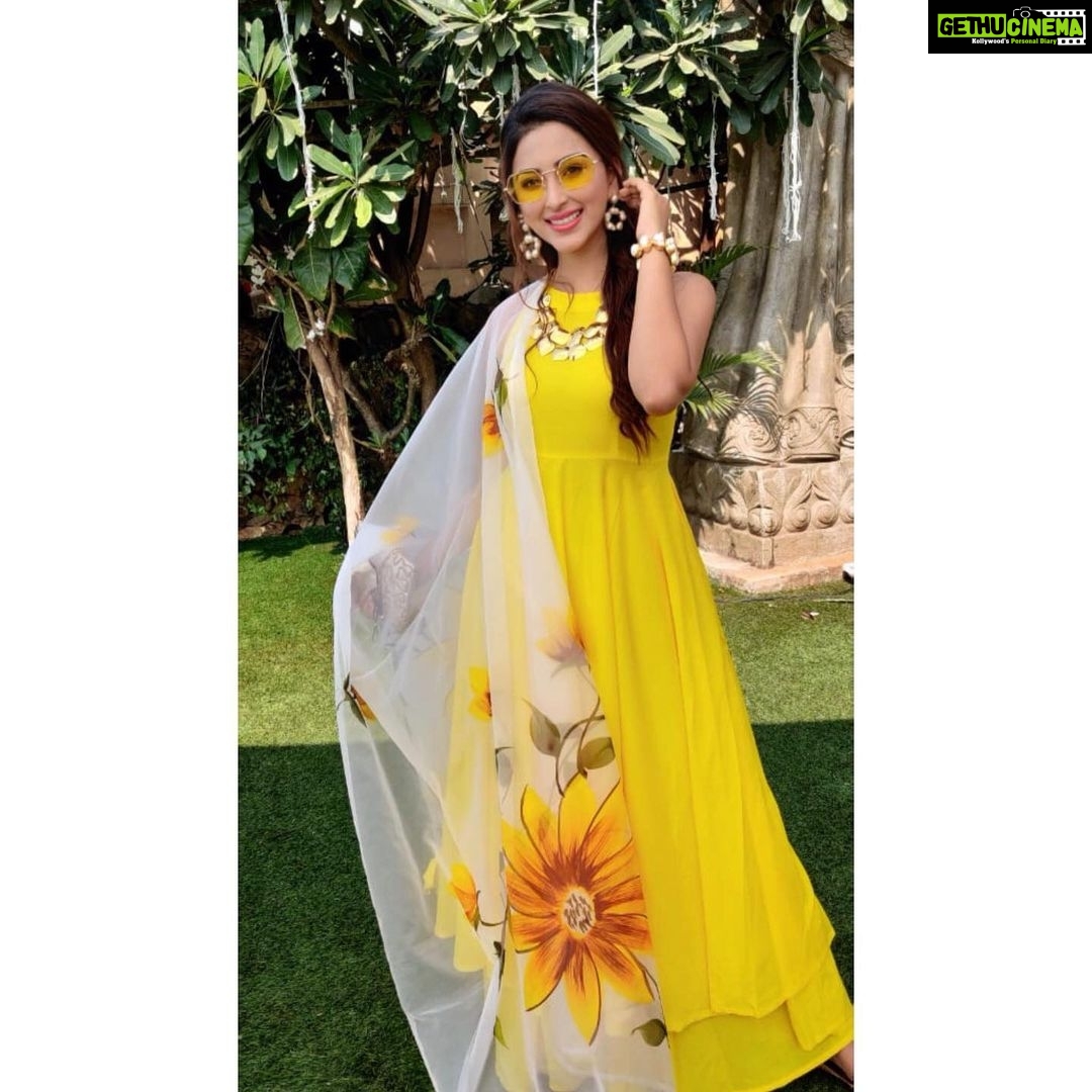 Eshanya Maheshwari Instagram - Yellow is normal yellow for all day But today’s yellow is special because aaj mere yaar ki haldi hai 💛 . . #sunnykidolly #haldi #mehendi #yaarkishaadi #bff #yellow #💛#indianwedding #instawedding