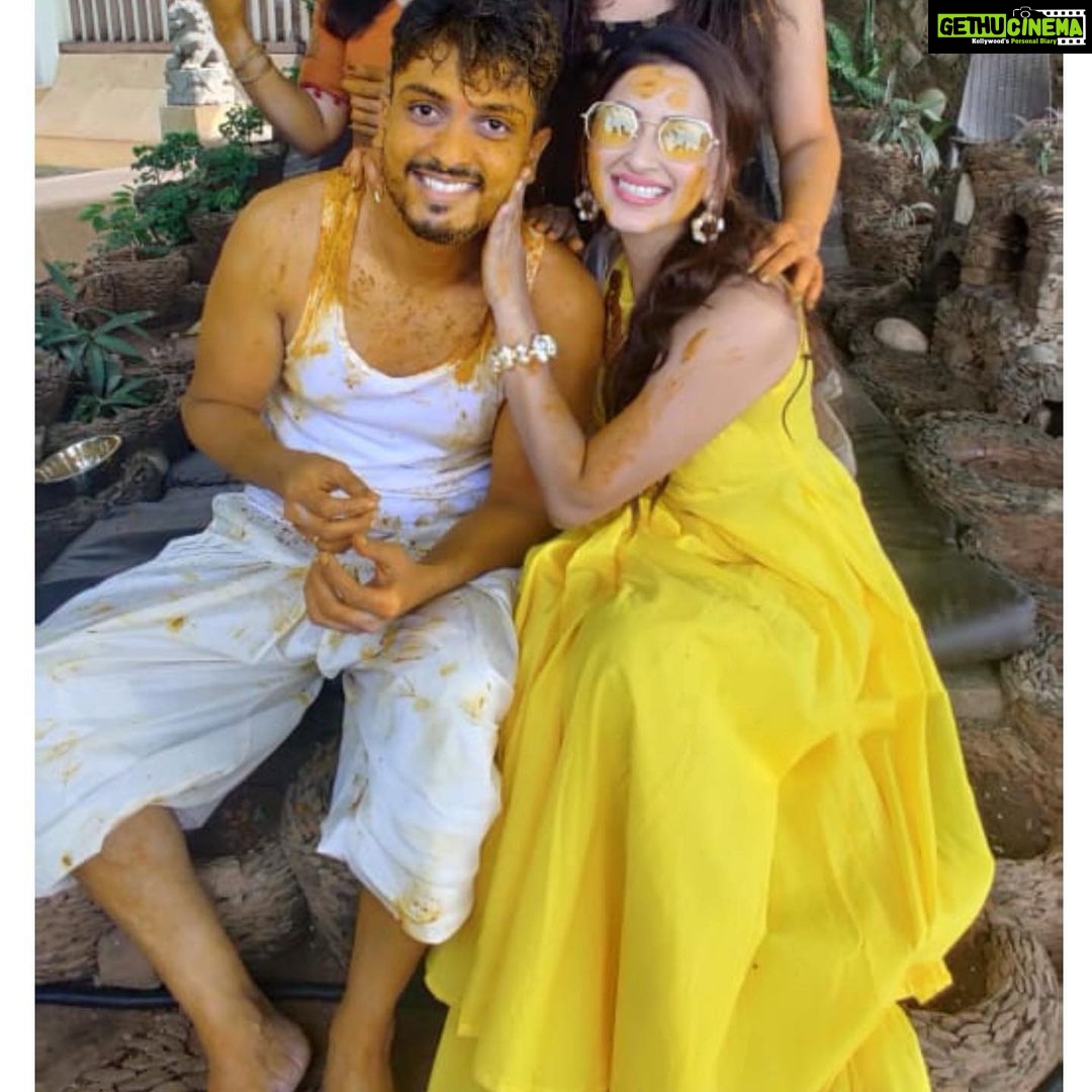 Eshanya Maheshwari Instagram - Yellow is normal yellow for all day But today’s yellow is special because aaj mere yaar ki haldi hai 💛 . . #sunnykidolly #haldi #mehendi #yaarkishaadi #bff #yellow #💛#indianwedding #instawedding
