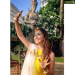 Eshanya Maheshwari Instagram – Yellow is normal yellow for all day
But today’s yellow is special because aaj mere yaar ki haldi hai 💛
.
.
#sunnykidolly #haldi #mehendi #yaarkishaadi #bff #yellow #💛#indianwedding #instawedding