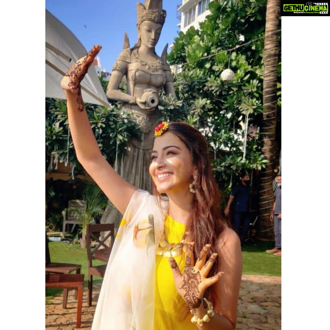 Eshanya Maheshwari Instagram - Yellow is normal yellow for all day But today’s yellow is special because aaj mere yaar ki haldi hai 💛 . . #sunnykidolly #haldi #mehendi #yaarkishaadi #bff #yellow #💛#indianwedding #instawedding