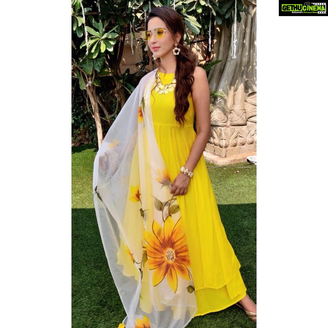 Eshanya Maheshwari Instagram - Yellow is normal yellow for all day But today’s yellow is special because aaj mere yaar ki haldi hai 💛 . . #sunnykidolly #haldi #mehendi #yaarkishaadi #bff #yellow #💛#indianwedding #instawedding