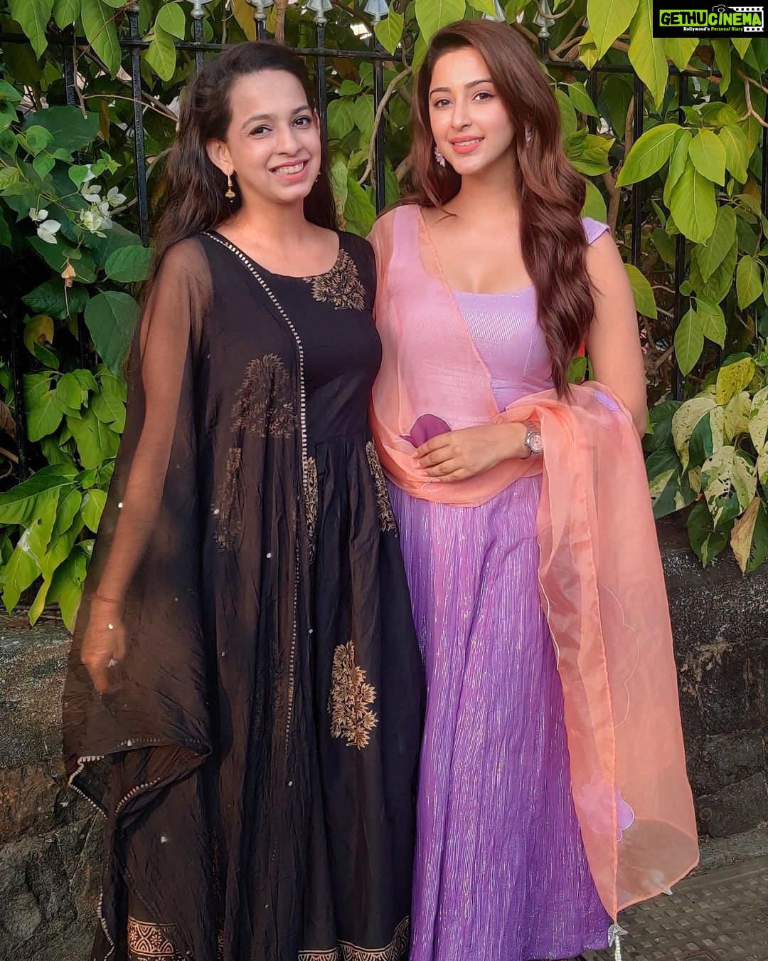 Eshanya Maheshwari Instagram - Happy bhai dhooj ❤️🤗✨ meri pyaari bhena Tu jho hai tho sab kuch hai Naa koi kaami hai.... Raksha Bandhan ho ya bhai dhooj I’m blessed to have you around to enjoy this festivals ❤️🤗 @bhavikam91 ❤️ Purple outfit @ambraee_ 💜 Black outfit @lavanyathelabel 🖤 #bhaidooj #sisterbond #siblings #sisters #partnerincrime #bff #festival #diwali #2020