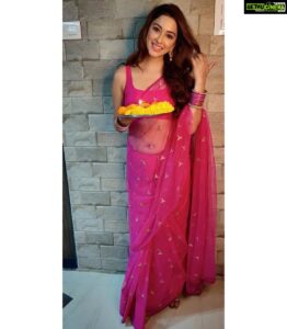 Eshanya Maheshwari Instagram - HAPPY DIWALI 🪔✨😇

May the light of the diyas
 guide you on the way to happiness and success. 
Stay safe, and say no to crackers Happy Diwali to you and  family! 🪔 ♥️
.
.
#happydiwali #diwali2020 
#festiveseason #festival #indiantradition #family #friends #diwalivibes✨