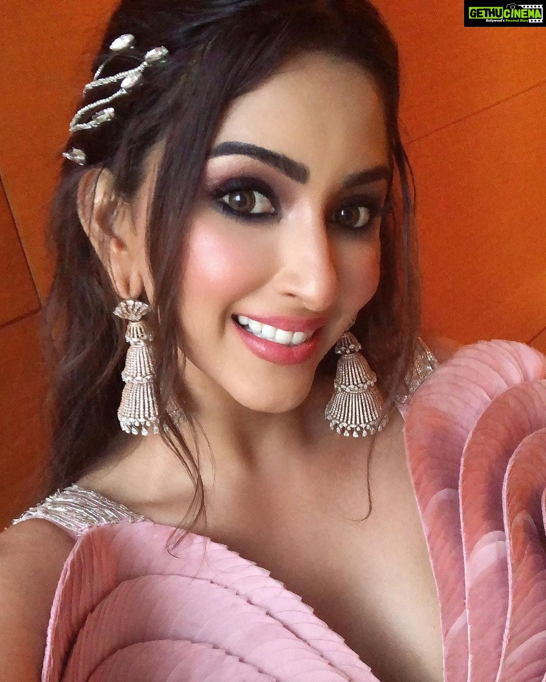 Eshanya Maheshwari Instagram - The secret of a great style Is to feel good in what you wear. . . Outfit @dishapatilpretcouture Hair @ritikahairstylist MUA @dramaeinbaaz Hair accessories @floristaa Jewellery @anmoljewellers @manishmalhotrajewellery Styled by @ishamultani Photography @theweddingstory_official Venue @fsmumbai . . #brides #bridesofindia #bridesofinstagram #weddinginspiration #trending #wedding #photoshoot Four Seasons Hotel Mumbai