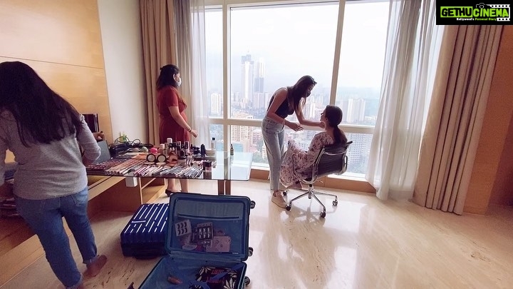 Eshanya Maheshwari Instagram - BTS FROM MY LATEST PHOTOSHOOT WITH AMAZING TEAM 😀 Pictures will be out soon #bts #photoshoot #teamesshanya @kajolrpaswwan @simran_kabra @styledbyharmeetmatta @ajayyparmar @shefc__2616 The Westin Mumbai Garden City