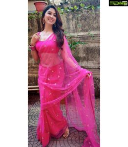 Eshanya Maheshwari Instagram - HAPPY DIWALI 🪔✨😇

May the light of the diyas
 guide you on the way to happiness and success. 
Stay safe, and say no to crackers Happy Diwali to you and  family! 🪔 ♥️
.
.
#happydiwali #diwali2020 
#festiveseason #festival #indiantradition #family #friends #diwalivibes✨