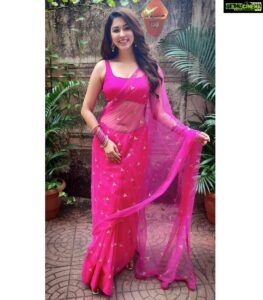 Eshanya Maheshwari Instagram - HAPPY DIWALI 🪔✨😇

May the light of the diyas
 guide you on the way to happiness and success. 
Stay safe, and say no to crackers Happy Diwali to you and  family! 🪔 ♥️
.
.
#happydiwali #diwali2020 
#festiveseason #festival #indiantradition #family #friends #diwalivibes✨