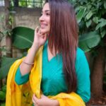 Eshanya Maheshwari Instagram - HAPPY DHANTERAS ✨ May goddess Laxmi bless you with Good health, good wealth and good fortune 😇🙏 . . Outfit @ambraee_ #dhanteras #diwali #2020 #festival #indian #festivevibes