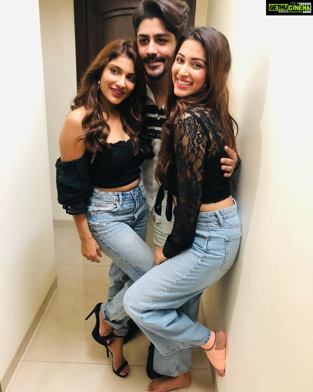 Eshanya Maheshwari Instagram - Happy happy birthday π₯³ My boy π€β€οΈπ₯³ππ€©π€π»π Itβs been like just couple of years since I have met you, but feels like Iβve known you forever.... π₯° specially in this lockdown youβve made sure that you look after everyone and entertain us with your crazy and very predictable mood swings,π your stupid jokes and some intellectual conversations π€ and all your nonsense drama about ππ»ββοΈπ (you know what Iβm talking about π) But KAPUUUU your constant sweet messages, your random FaceTimes, your crazy fun house parties and immense love and care for your friends are things we admire and love about you... β€οΈ you are such an amazing host and pyaara dost π€ Aaj karke ye post I tell you, I love you the most β€οΈπ€ . . #happybirthday #bff #kapursahab #π #π₯³ #π€