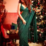 Eshanya Maheshwari Instagram - This SANTA is bringing Christmas gifts for all her FAN-TA😉💚🎄✨🧑‍🎄 Saree by @maheswariswati Styled by @riyabhatu_ Photography by @dheerajyadavphotographyy Decor by @aayush._20 #christmas #christmas2021 #saree #esshanyamaheshwari #esshanya