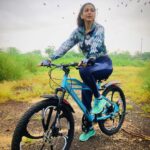 Eshanya Maheshwari Instagram - The secret of life ? Just enjoy the ride☺️🚴🏻‍♀️❤️ . . Cycle- @avoncycles Picture courtesy- @bhavikam91 #cycling #morningride #earlymorning #outdoorworkout #cycle #exploring #newpaths