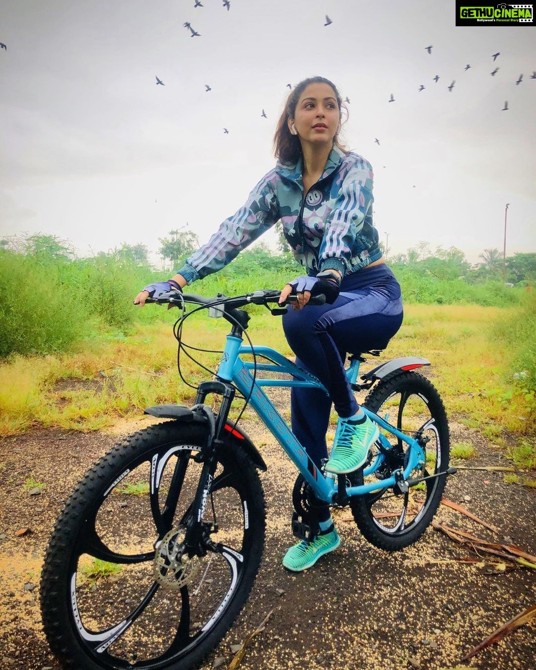 Eshanya Maheshwari Instagram - The secret of life ? Just enjoy the ride☺️🚴🏻♀️❤️ . . Cycle- @avoncycles Picture courtesy- @bhavikam91 #cycling #morningride #earlymorning #outdoorworkout #cycle #exploring #newpaths