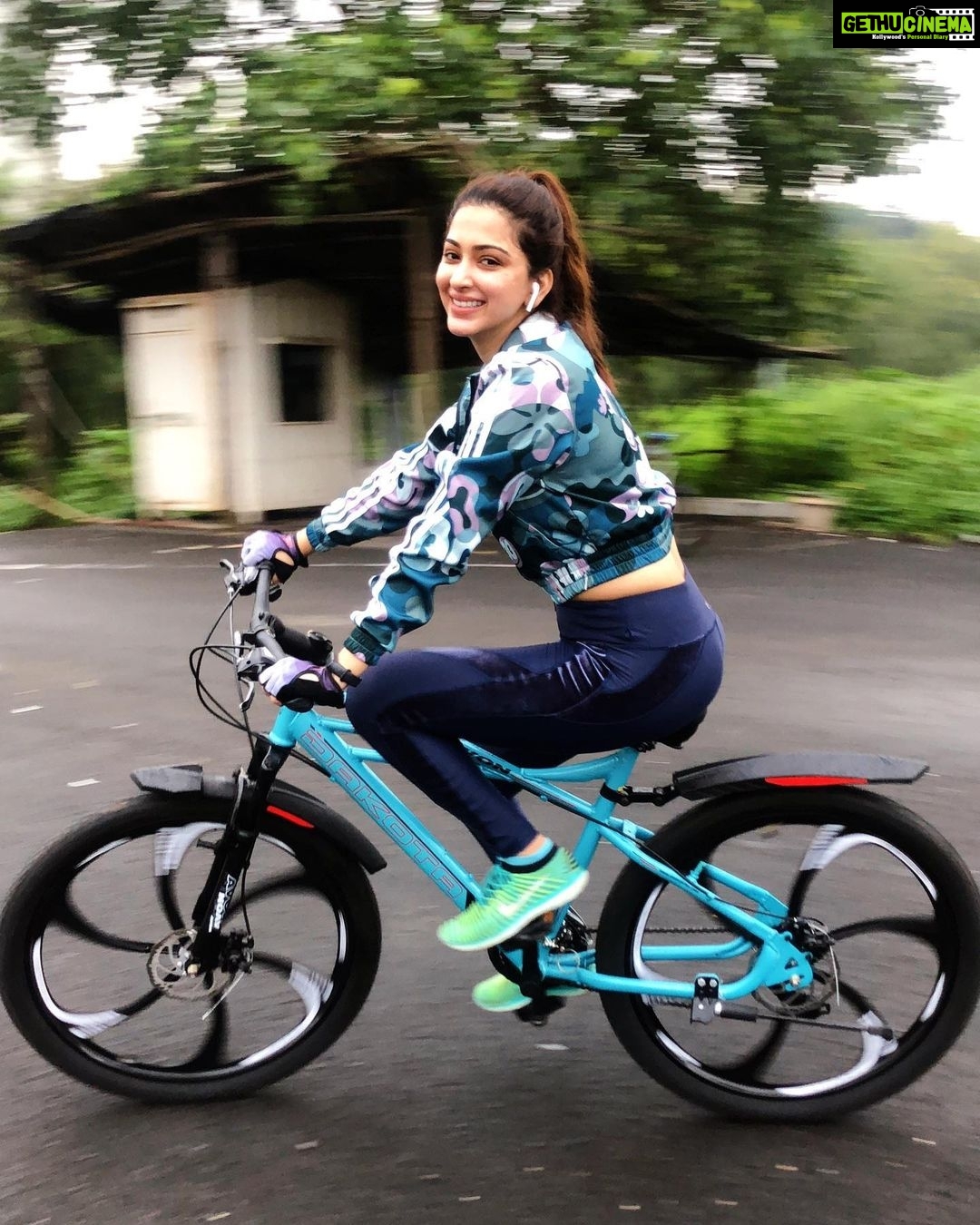 Eshanya Maheshwari Instagram - The secret of life ? Just enjoy the ride☺️🚴🏻♀️❤️ . . Cycle- @avoncycles Picture courtesy- @bhavikam91 #cycling #morningride #earlymorning #outdoorworkout #cycle #exploring #newpaths