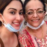 Eshanya Maheshwari Instagram - Happy birthday Daksha chachi 60 years ahah...... feels like it’s been just few years since we first met you... mera voh Bhaara oothe pe betth ke drawing karna Aur aapka aur mummy ka diwar bajake Ek dusre ko awaaz laganaaaa... aur saath Mai saare festivals celebrate karna... I miss all those days.... Jab se driving sikha hai, tab se hum apne FAVOURITE spot WORLI SEA FACE HAR BAR GAYE TO CHILL AND RELAX.. now it’s not just chilling place for us , it’s place where we have talked for hours and made soo many memories.. With my small painting I am gifting something which will always remind you of our happy time of togetherness... Very happy 60th birthday @dakshashettykothari love you chachimaa 🤗😘❤️ stay blessed