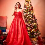 Eshanya Maheshwari Instagram - “It’s not what’s under the Christmas tree that matters but who’s around it.” HAPPY CHRISTMAS EVE ❤️🎄 ✨ Outfit designed by @maheswariswati Styled by @riyabhatu_ Photography by @dheerajyadavphotographyy Decor by @aayush._20 #christmas #christmaseve #esshanya #christmasdecor #christmasphotoshoot #esshanyamaheshwari #merrychristmas