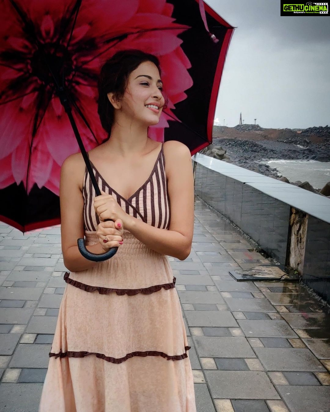 Eshanya Maheshwari Instagram - Halat chahe jaise bhi ho, Muskurana hamari fitrat me hai. Rukaavate zindagi mai chahe kitini bhi ho, Bina piche mudein agge badana hi hamari himat hai. -E ✍️ ☺️ . . #staystrong #staypositive #beyou #poem #thisisme #esshanya Worli Sea Face, Rajiv Gandhi Sea Link
