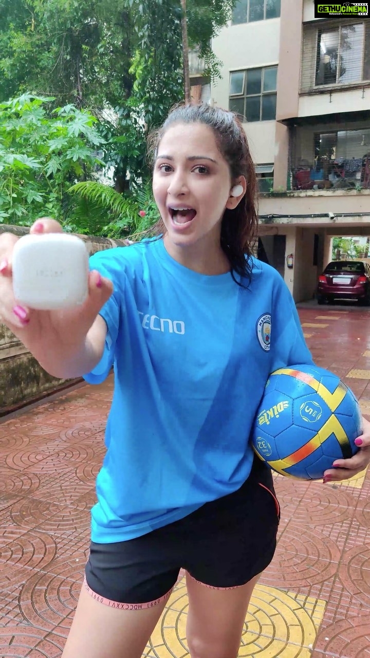 Eshanya Maheshwari Instagram - I’ve made my contribution to help those affected the most by this global pandemic, now it’s your turn! Come together with @tecnomobileindia & @Mancity to help the communities in need by taking the #RiseUp challenge. You can also contribute directly with the link in my bio. All you have to do is- 1) Shoot a video of your 10 best keep ups. 2) Upload the video and tag @ManCity and @tecnomobileindia 3) Use the hashtag #RiseUp. 3 lucky winners will win this stylish pair of TECNO Hipods H2. The videos with the highest likes and views stand a greater chance to win. So, what are you waiting for. Let’s keep up and rise up #riseup #keepup #tecnomobile #mancity