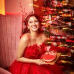 Eshanya Maheshwari Instagram - “It’s not what’s under the Christmas tree that matters but who’s around it.” HAPPY CHRISTMAS EVE ❤️🎄 ✨ Outfit designed by @maheswariswati Styled by @riyabhatu_ Photography by @dheerajyadavphotographyy Decor by @aayush._20 #christmas #christmaseve #esshanya #christmasdecor #christmasphotoshoot #esshanyamaheshwari #merrychristmas