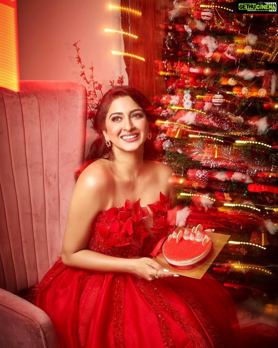 Eshanya Maheshwari Instagram - “It’s not what’s under the Christmas tree that matters but who’s around it.” HAPPY CHRISTMAS EVE ❤️🎄 ✨ Outfit designed by @maheswariswati Styled by @riyabhatu_ Photography by @dheerajyadavphotographyy Decor by @aayush._20 #christmas #christmaseve #esshanya #christmasdecor #christmasphotoshoot #esshanyamaheshwari #merrychristmas