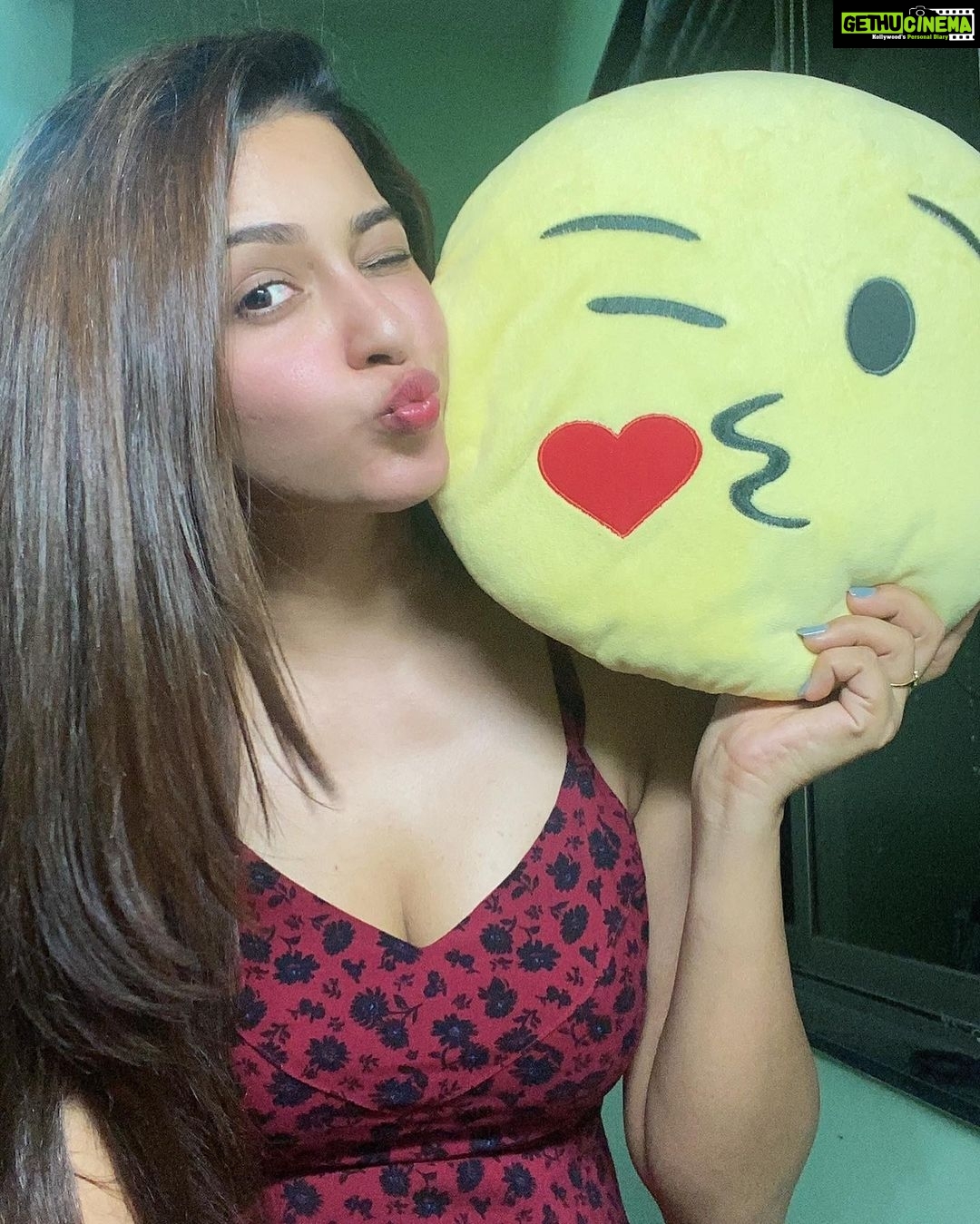 Eshanya Maheshwari Instagram - What you think 🤔 which emoticon face will look good on me ? . . Good night kisses 😘✨