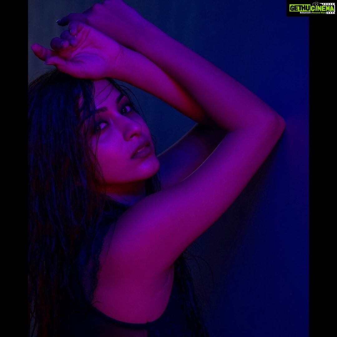 Eshanya Maheshwari Instagram - Thereโs a little bit of devil in her angel eyes ๐ ๐ . . ๐ธ- @neerajskk #pink #sassy #devilish #eyes #photoshoot #poser #esshanya