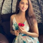 Eshanya Maheshwari Instagram - He loves me, He loves me lot. There’s no not, Without a doubt.😜🌹🥰 . . #rose #loveyourself #stateofpositivity #red #eshanyamaheshwari #🌹