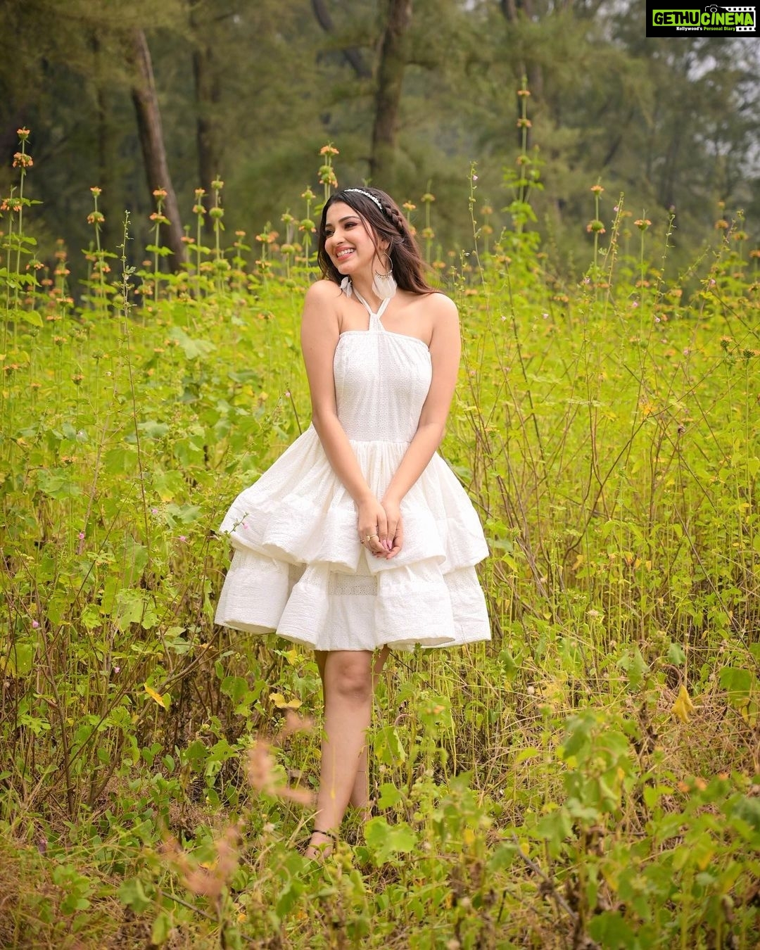 Eshanya Maheshwari Instagram - A fresh start isn’t a new place, It’s a new mindset. 🤍 Outfit by @atticsalt___ M&H by @zuberiya_ansari Photography by @ajayyparmar #esshanya #esshanyamaheshwari #fashionblogger #instablogger #picoftheday
