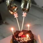 Eshanya Maheshwari Instagram – Happy birthday Daksha chachi
60 years ahah…… feels like it’s been just few years since we first met you… mera voh Bhaara oothe pe betth ke drawing karna Aur aapka aur mummy ka diwar bajake Ek dusre ko awaaz laganaaaa… aur saath Mai saare festivals celebrate karna…
I miss all those days…. 
Jab se driving sikha hai, tab se hum apne FAVOURITE spot WORLI SEA FACE HAR BAR GAYE TO CHILL AND RELAX.. now it’s not just chilling place for us , it’s place where we have talked for hours and made soo many memories..
With my small painting I am gifting something which will always remind you of our happy time of togetherness…
Very happy 60th birthday @dakshashettykothari love you chachimaa 🤗😘❤️ 
stay blessed