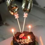 Eshanya Maheshwari Instagram - Happy birthday Daksha chachi 60 years ahah...... feels like it’s been just few years since we first met you... mera voh Bhaara oothe pe betth ke drawing karna Aur aapka aur mummy ka diwar bajake Ek dusre ko awaaz laganaaaa... aur saath Mai saare festivals celebrate karna... I miss all those days.... Jab se driving sikha hai, tab se hum apne FAVOURITE spot WORLI SEA FACE HAR BAR GAYE TO CHILL AND RELAX.. now it’s not just chilling place for us , it’s place where we have talked for hours and made soo many memories.. With my small painting I am gifting something which will always remind you of our happy time of togetherness... Very happy 60th birthday @dakshashettykothari love you chachimaa 🤗😘❤️ stay blessed