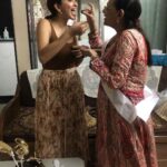 Eshanya Maheshwari Instagram - Happy birthday Daksha chachi 60 years ahah...... feels like it’s been just few years since we first met you... mera voh Bhaara oothe pe betth ke drawing karna Aur aapka aur mummy ka diwar bajake Ek dusre ko awaaz laganaaaa... aur saath Mai saare festivals celebrate karna... I miss all those days.... Jab se driving sikha hai, tab se hum apne FAVOURITE spot WORLI SEA FACE HAR BAR GAYE TO CHILL AND RELAX.. now it’s not just chilling place for us , it’s place where we have talked for hours and made soo many memories.. With my small painting I am gifting something which will always remind you of our happy time of togetherness... Very happy 60th birthday @dakshashettykothari love you chachimaa 🤗😘❤️ stay blessed
