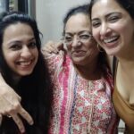 Eshanya Maheshwari Instagram - Happy birthday Daksha chachi 60 years ahah...... feels like it’s been just few years since we first met you... mera voh Bhaara oothe pe betth ke drawing karna Aur aapka aur mummy ka diwar bajake Ek dusre ko awaaz laganaaaa... aur saath Mai saare festivals celebrate karna... I miss all those days.... Jab se driving sikha hai, tab se hum apne FAVOURITE spot WORLI SEA FACE HAR BAR GAYE TO CHILL AND RELAX.. now it’s not just chilling place for us , it’s place where we have talked for hours and made soo many memories.. With my small painting I am gifting something which will always remind you of our happy time of togetherness... Very happy 60th birthday @dakshashettykothari love you chachimaa 🤗😘❤️ stay blessed
