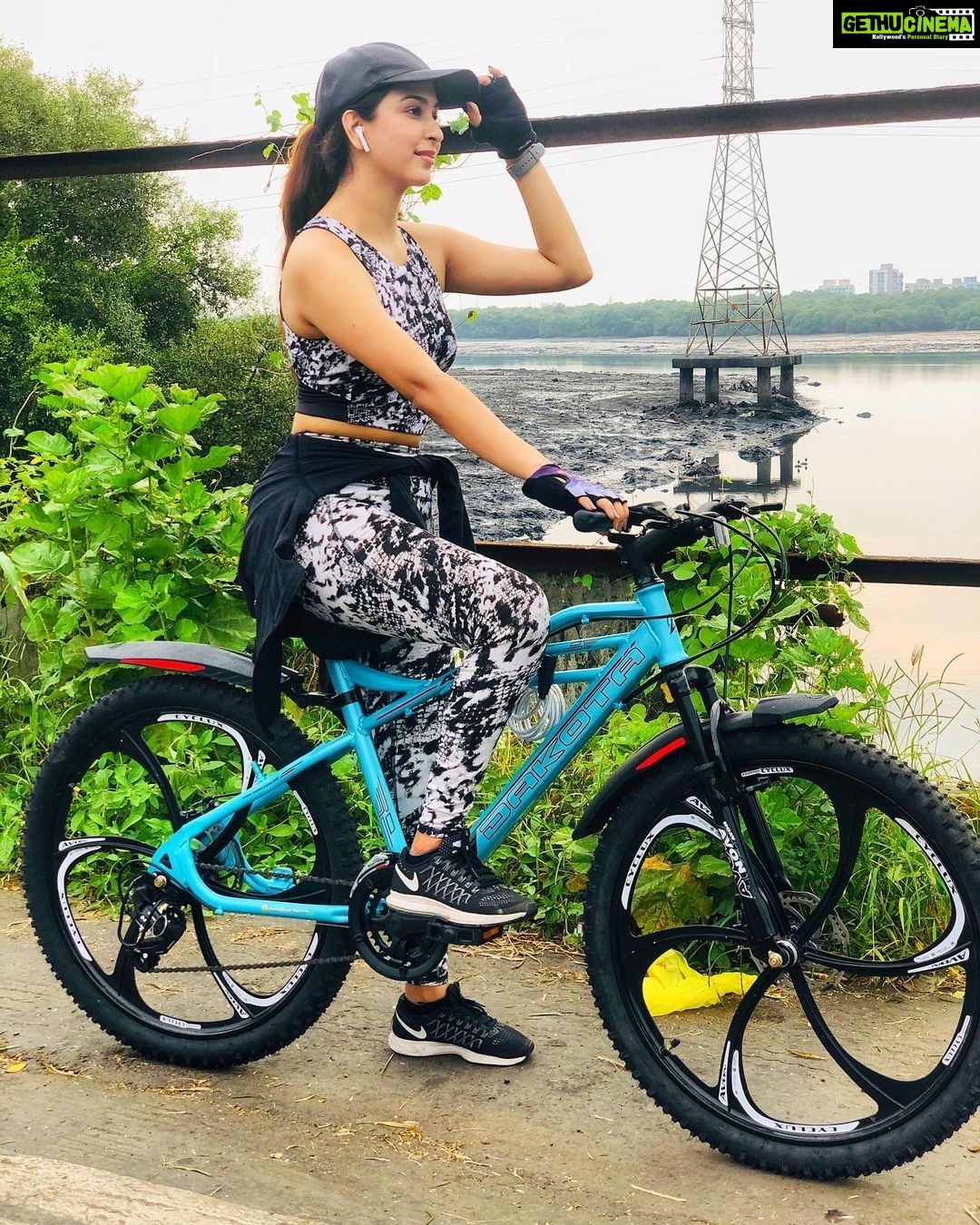 Eshanya Maheshwari Instagram - Every ride is a Tiny Holiday ππ΄π»ββοΈ And I canβt wait for bigger and real Holidays.... . . Cycle- @avoncycles