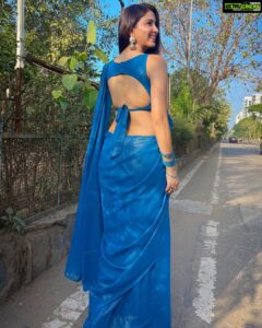 Eshanya Maheshwari Instagram - She’s the kind of queen that knows her crown isn’t on her head but in her soul.💙✨

Ps- on fans request… because you’re the kingdom of this queen 😉💙

#esshanyamaheshwari #esshanya #saree #sareelove #blue #💙