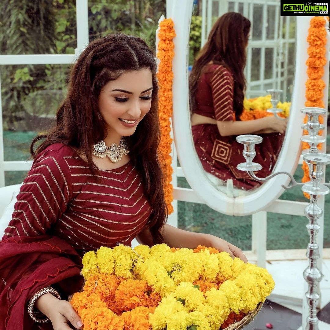 Eshanya Maheshwari Instagram - A grateful heart is a Magnet for miracles. ❤️✨ . . Outfit- @lavanyathelabel H&M- @glambygunjan Jewellery- @ayinaa18 Stylist- @riyabhatu_ Photographer- @ajpictography #desigirl #indianbeauty #indiandresses #fashionblogger #instablogger #esshanya