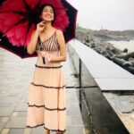 Eshanya Maheshwari Instagram - Halat chahe jaise bhi ho, Muskurana hamari fitrat me hai. Rukaavate zindagi mai chahe kitini bhi ho, Bina piche mudein agge badana hi hamari himat hai. -E ✍️ ☺️ . . #staystrong #staypositive #beyou #poem #thisisme #esshanya Worli Sea Face, Rajiv Gandhi Sea Link