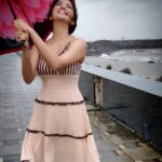 Eshanya Maheshwari Instagram - Halat chahe jaise bhi ho, Muskurana hamari fitrat me hai. Rukaavate zindagi mai chahe kitini bhi ho, Bina piche mudein agge badana hi hamari himat hai. -E ✍️ ☺️ . . #staystrong #staypositive #beyou #poem #thisisme #esshanya Worli Sea Face, Rajiv Gandhi Sea Link