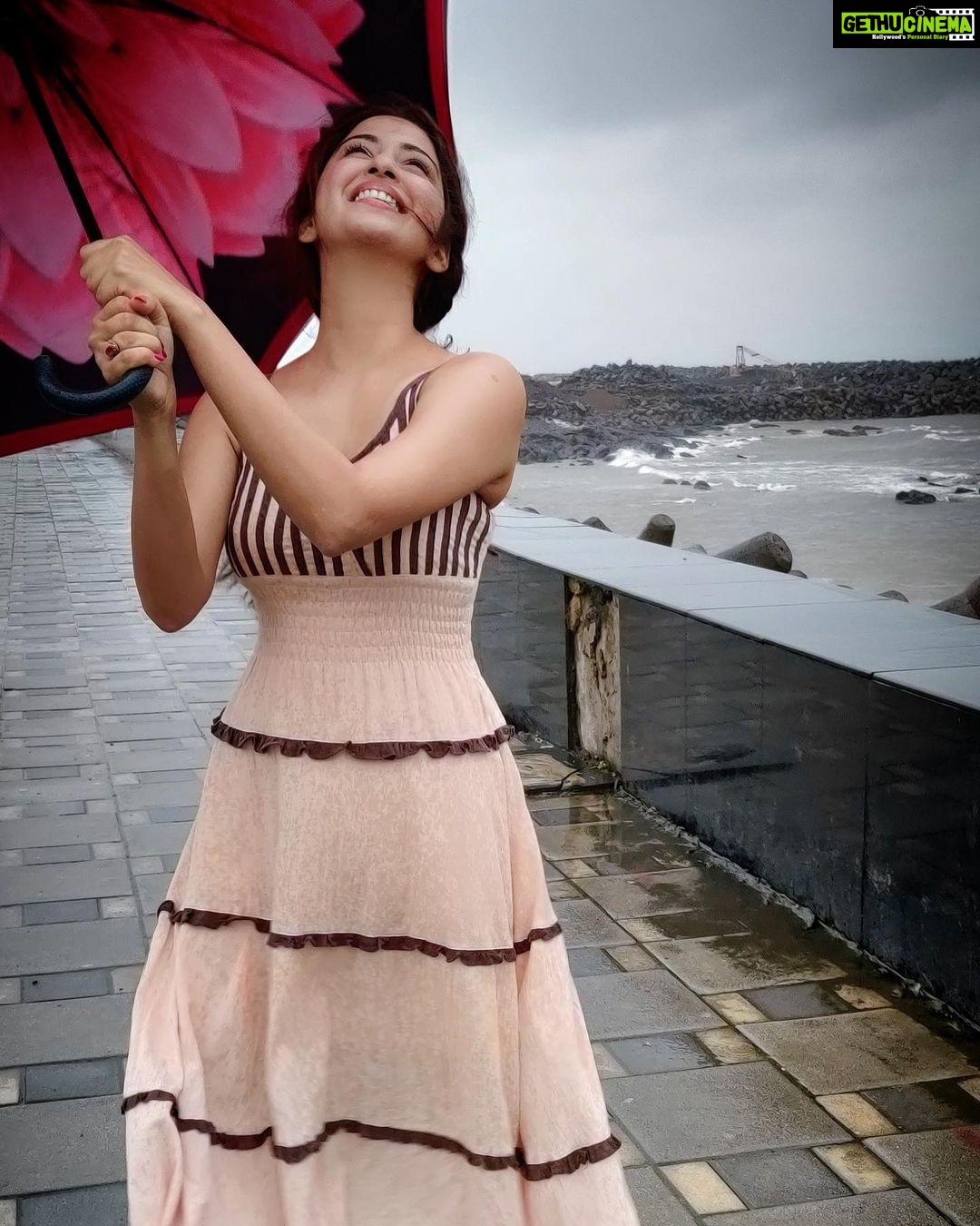 Eshanya Maheshwari Instagram - Halat chahe jaise bhi ho, Muskurana hamari fitrat me hai. Rukaavate zindagi mai chahe kitini bhi ho, Bina piche mudein agge badana hi hamari himat hai. -E ✍️ ☺️ . . #staystrong #staypositive #beyou #poem #thisisme #esshanya Worli Sea Face, Rajiv Gandhi Sea Link