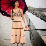 Eshanya Maheshwari Instagram - Halat chahe jaise bhi ho, Muskurana hamari fitrat me hai. Rukaavate zindagi mai chahe kitini bhi ho, Bina piche mudein agge badana hi hamari himat hai. -E ✍️ ☺️ . . #staystrong #staypositive #beyou #poem #thisisme #esshanya Worli Sea Face, Rajiv Gandhi Sea Link