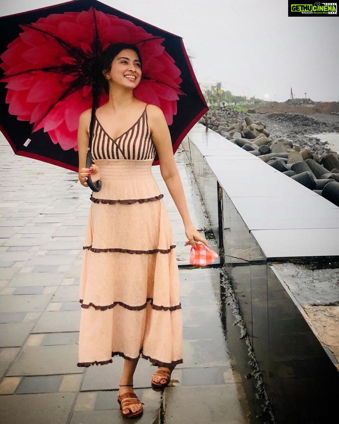 Eshanya Maheshwari Instagram - Halat chahe jaise bhi ho, Muskurana hamari fitrat me hai. Rukaavate zindagi mai chahe kitini bhi ho, Bina piche mudein agge badana hi hamari himat hai. -E ✍️ ☺️ . . #staystrong #staypositive #beyou #poem #thisisme #esshanya Worli Sea Face, Rajiv Gandhi Sea Link