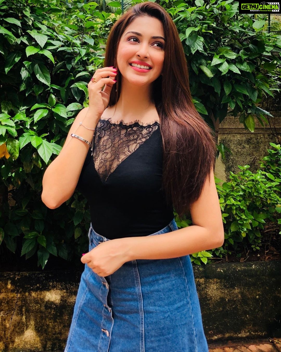 Eshanya Maheshwari Instagram - There’s so many reasons to be upset, But one reason is enough to bring back that smile 😃 . . #movingforward #smilealways #beyou #behappy #esshanya #smile