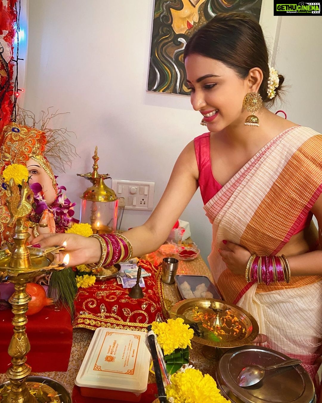 Eshanya Maheshwari Instagram - This year is been very Stressful for All of us, But everything seems to be better now With god grace 😇 So on this auspicious day Let’s pray together for better health and happiness .. #ganeshchaturthi2020 #ganesha #ganpatibapamoriya #indianfestival Home Sweet Home ❤