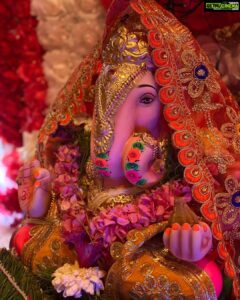 Eshanya Maheshwari Instagram - Happy Ganesh Chaturthi 😇🙏🏻
May the divine blessings of lord Ganesha bring you and your family eternal bliss and protect you from evil and grant all your wishes and prayers today and always... 😇🙏🏻☺️
GANPATI BAPPA MORIYA ✨
.
.
#ganpatibappamorya #ganesha #ganeshchaturthi2020 #desigirl #indianfestival #2020 #esshanya