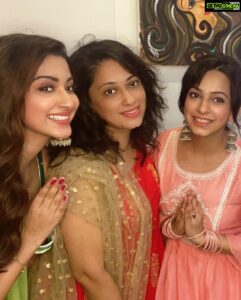 Eshanya Maheshwari Instagram - Happy Ganesh Chaturthi 😇🙏🏻
May the divine blessings of lord Ganesha bring you and your family eternal bliss and protect you from evil and grant all your wishes and prayers today and always... 😇🙏🏻☺️
GANPATI BAPPA MORIYA ✨
.
.
#ganpatibappamorya #ganesha #ganeshchaturthi2020 #desigirl #indianfestival #2020 #esshanya