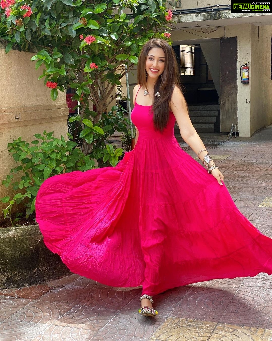 Eshanya Maheshwari Instagram - EMBRACE THE GLORIOUS MESS THAT YOU ARE.✨✨✨ . . Outfit- @ambraee_ 📸- @bhavikam91 #happiness #innerpeace #innerbeauty #desigirl #fashionblogger #styleblogger #esshanya