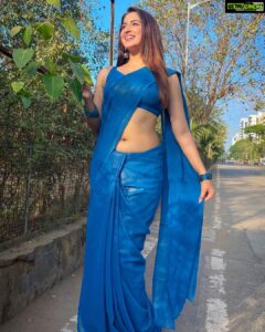 Eshanya Maheshwari Instagram - She’s the kind of queen that knows her crown isn’t on her head but in her soul.💙✨

Ps- on fans request… because you’re the kingdom of this queen 😉💙

#esshanyamaheshwari #esshanya #saree #sareelove #blue #💙