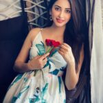 Eshanya Maheshwari Instagram - He loves me, He loves me lot. There’s no not, Without a doubt.😜🌹🥰 . . #rose #loveyourself #stateofpositivity #red #eshanyamaheshwari #🌹