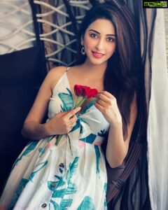 Eshanya Maheshwari Instagram - He loves me, He loves me lot. There’s no not, Without a doubt.😜🌹🥰 . . #rose #loveyourself #stateofpositivity #red #eshanyamaheshwari #🌹
