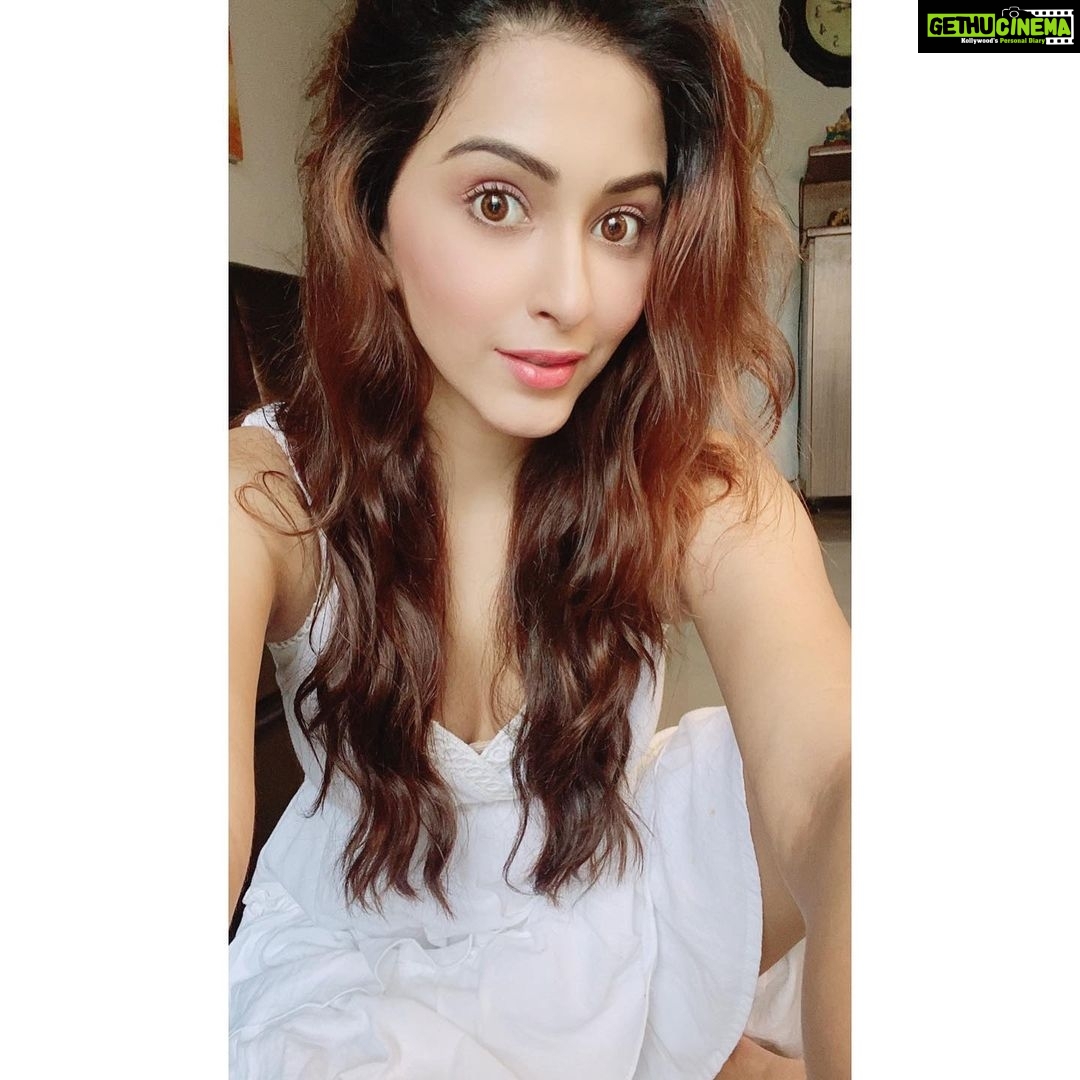 Eshanya Maheshwari Instagram - 🌸 you glow differently when you are happy ☺️❤️✨