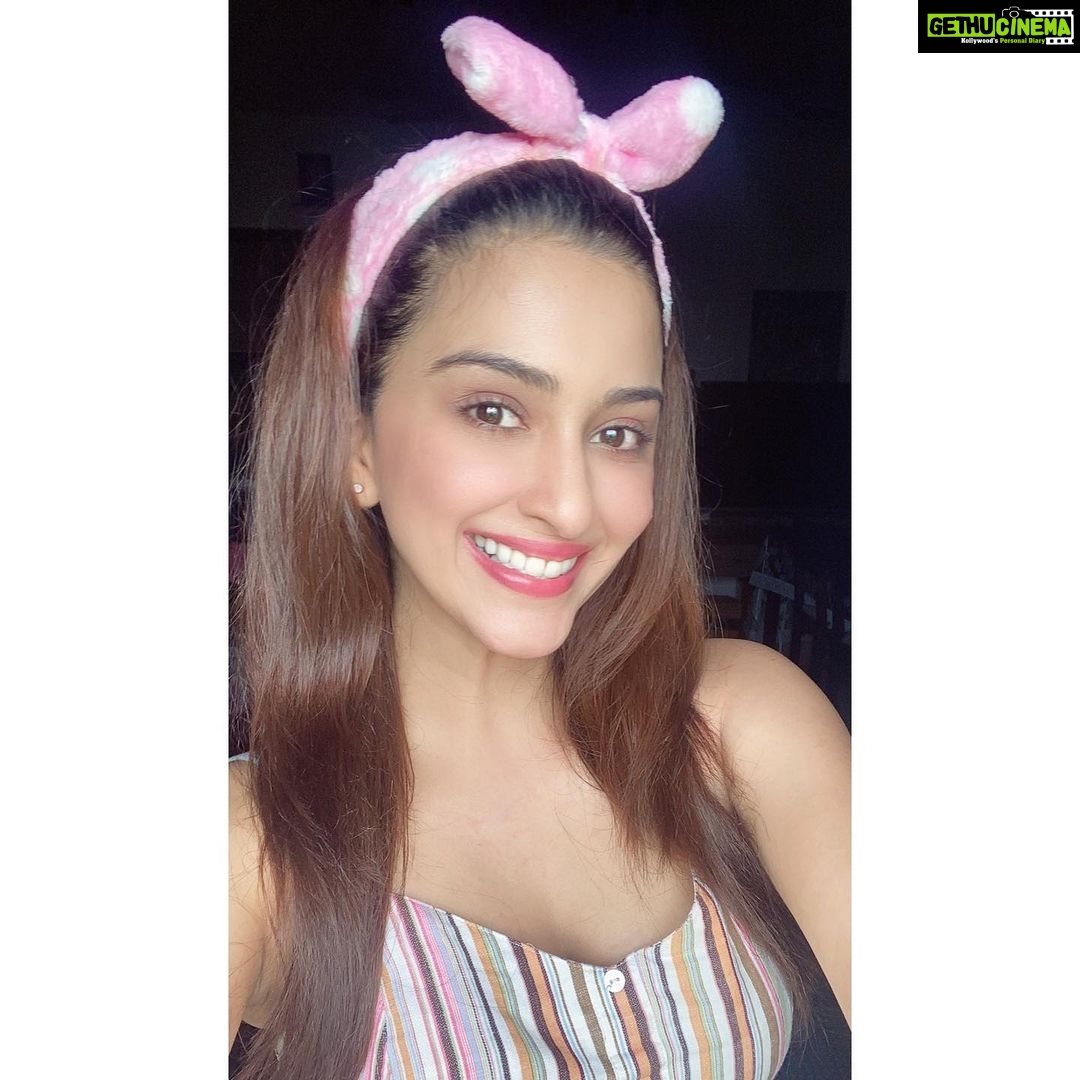 Eshanya Maheshwari Instagram - WHY BE MOODY WHEN YOU CAN SHAKE YO BOOTY 😛😉 . . #moody #slayallday #moodoftheday #eshanyamaheshwari